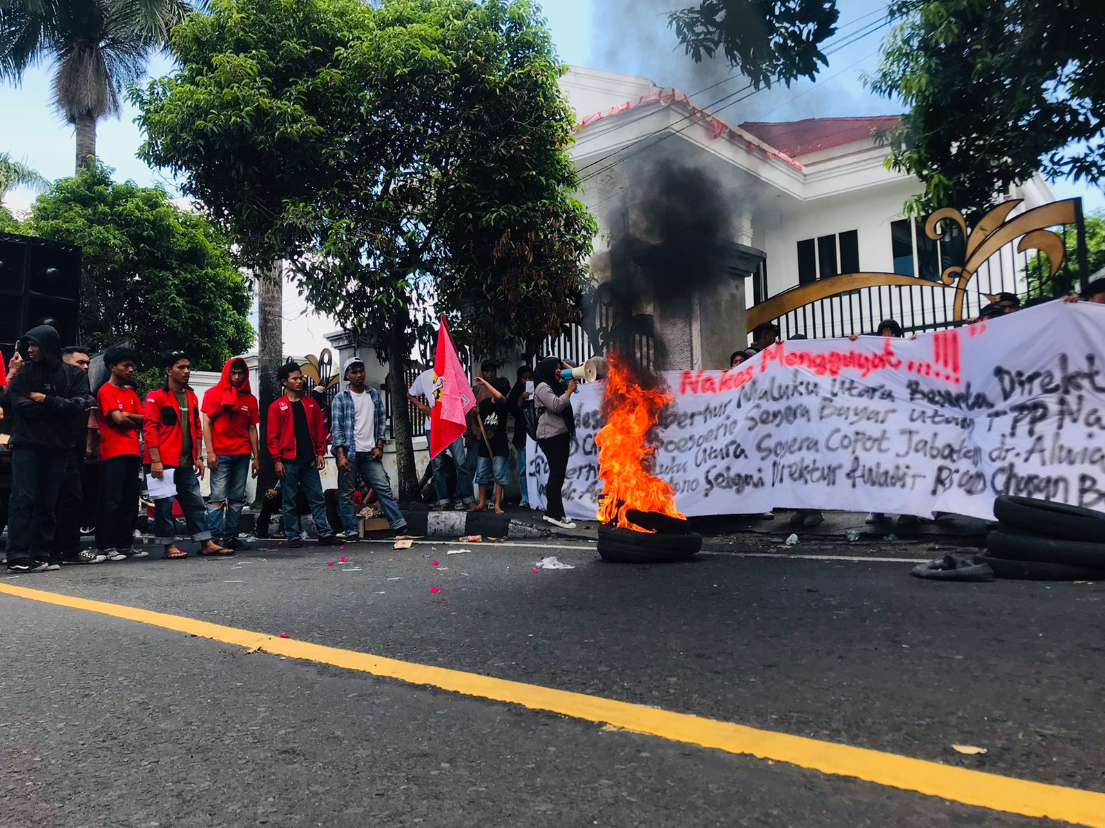 Fron Nakes Menggugat demo Gubernur Malut