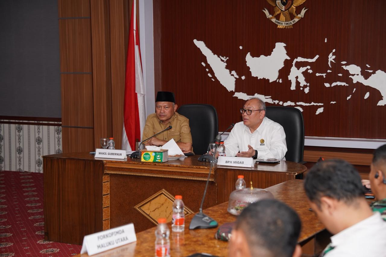 Wagub Malut dampingi Direktur BBM BPH Migas, Crhisnawan Anditya saat melakukan rapat di Kantor Gubernur Malut
