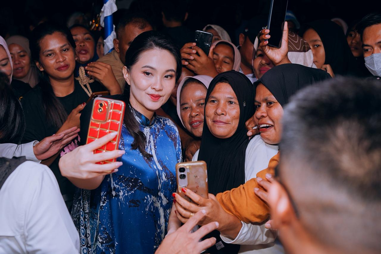 Gubernur Malut bersama warga saat peresmian kampung Wallace di Desa Dodinga